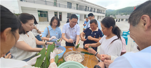 1687658472593579.jpg 2023-6-21 貴州陽光產(chǎn)權(quán)交易所開展我們的節(jié)日·端午節(jié)主題實(shí)踐活動(dòng)暨鄉(xiāng)村振興調(diào)研活動(dòng)8.jpg