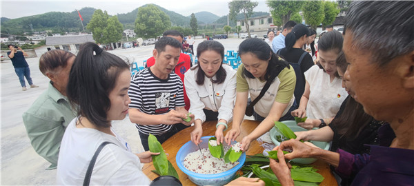 1687658479602454.jpg 2023-6-21 貴州陽光產(chǎn)權(quán)交易所開展我們的節(jié)日·端午節(jié)主題實(shí)踐活動(dòng)暨鄉(xiāng)村振興調(diào)研活動(dòng)9.jpg