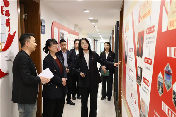 2023-11-27   貴陽產(chǎn)控集團黨委委員、副總經(jīng)理劉志宏到貴州環(huán)交所調(diào)研并座談2.jpg