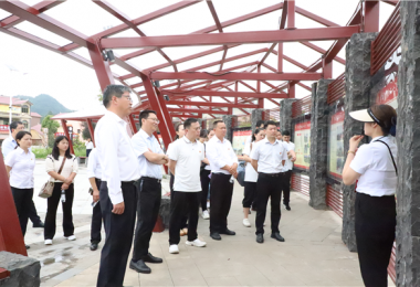 聯(lián)合黨建聚人心 創(chuàng)新舉措話發(fā)展——貴州陽光產(chǎn)權(quán)交易所第一黨支部、安順市公共資源交易中心黨支部與黃桶街道后寨村黨支部聯(lián)合開展主題黨日活動